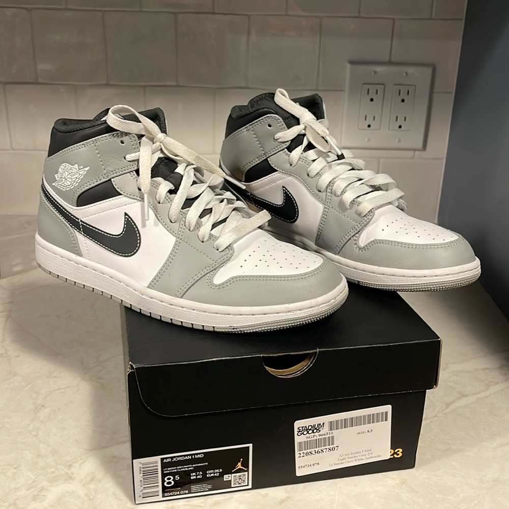 Air Jordan 1 Mid size 8.5